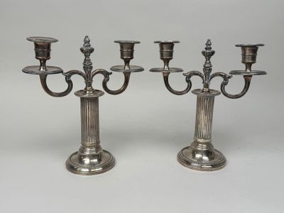 paire de candélabres et de bougeoirs en métal argenté
