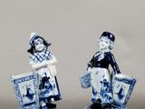 une paire de figurines en porcelaine bleue et blanche représentant un homme et une femme