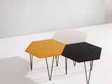 deux tables aux pieds noirs et une table jaune avec un plateau blanc