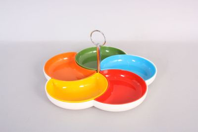 quatre bols posés sur une table
