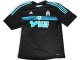 un t-shirt noir avec un logo bleu et blanc sur la poitrine
