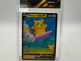 un gros plan d'une carte à collectionner Pokémon dans un étui en plastique