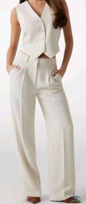 une femme en tailleur blanc posant pour une photo