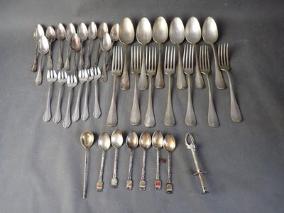 a lot of spoons and spoon spoons on the table
