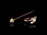 deux bagues en or ornées de perles et de diamants sur fond noir