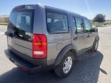 une photo d'un SUV gris garé sur un parking