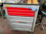 un établi sur lequel sont posés des outils dans un garage