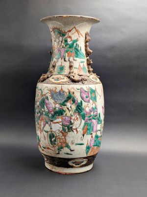 CHINE. Vase en grès de Nankin à décor de combattants, cachet…