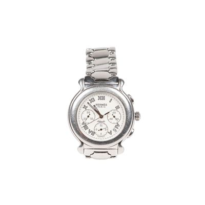 gros plan d'une montre-bracelet sur fond blanc