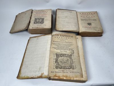 quatre vieux livres empilés les uns sur les autres sur une table