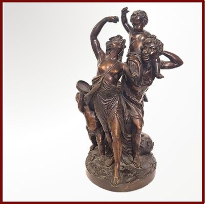 une statue en bronze représentant une femme et deux hommes