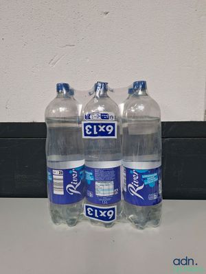 trois bouteilles d'eau posées sur un plan de travail