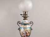 une lampe à l'ancienne surmontée d'un abat-jour en verre