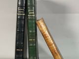 trois livres empilés les uns sur les autres