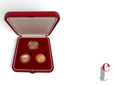 deux pièces d'or dans un étui rouge posé sur une surface blanche