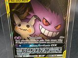 une image d'une carte Pokémon dans une boîte transparente