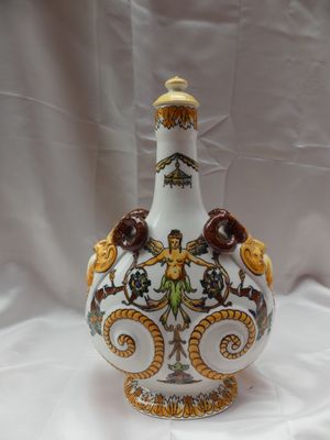 un vase blanc et doré orné d'un oiseau
