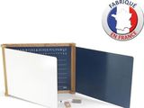 une image représentant un tableau blanc avec un cadre en bois et un tableau bleu sur lequel figure un drapeau français