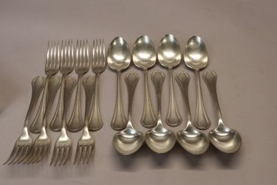 beaucoup de cuillères et de fourchettes en argent sur la table