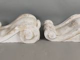 une paire de sculptures en marbre blanc représentant un homme et une femme allongés sur le dos