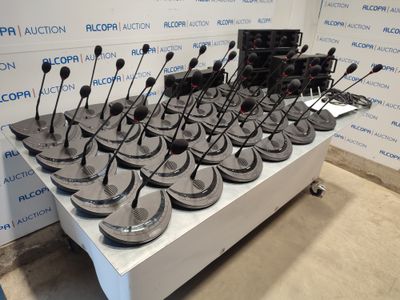 de nombreux microphones posés sur une table dans une pièce