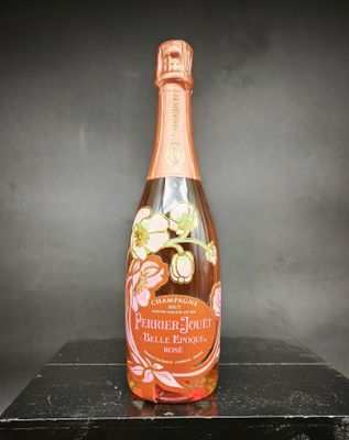 une bouteille de champagne posée sur une boîte noire
