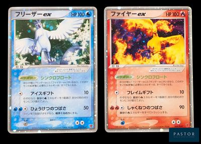 deux cartes Pokémon présentant des motifs différents sur un fond noir
