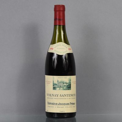 une bouteille de vin posée sur une table