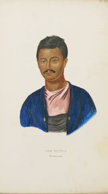 portrait d'un homme vêtu d'une veste bleue et d'une chemise rose