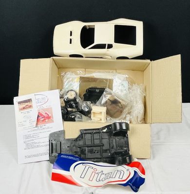 une boîte contenant une petite voiture, posée sur une table