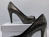 un gros plan sur une paire de chaussures à talons hauts posée sur une boîte