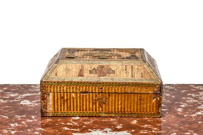 une petite boîte en bois posée sur une table