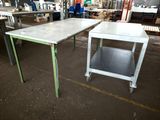 deux tables placées au milieu d'une pièce