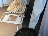 une petite pièce équipée d'un ventilateur et d'une table sur laquelle est posé un ventilateur