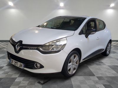 la voiture blanche est garée sur un sol en damier dans le garage