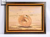tableau encadré représentant une balle sur une plage, avec des oiseaux qui volent tout autour