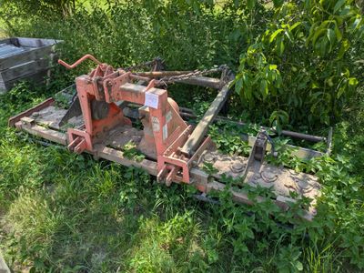 une petite machine posée dans l'herbe