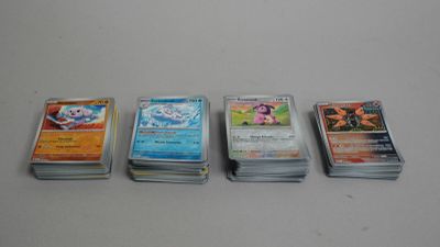 cinq types différents de cartes Pokémon posées sur une table