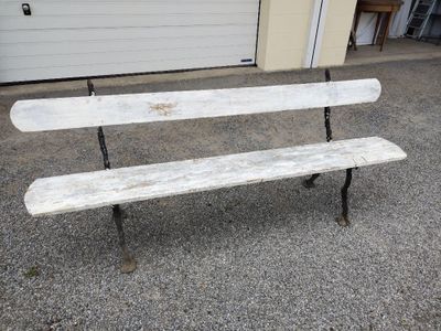 un banc blanc posé devant un garage