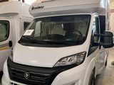 deux camping-cars blancs garés dans un garage