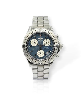 la montre est dotée d'un cadran bleu