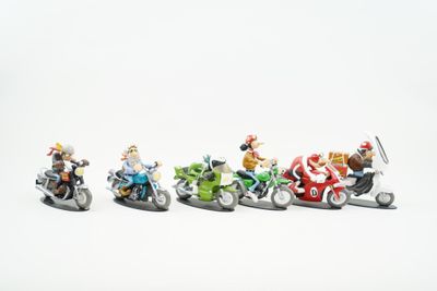 cinq figurines représentant des personnes à moto sur un fond blanc