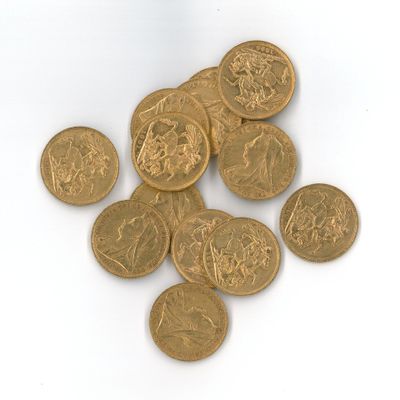 une pile de pièces d'or posée sur une surface blanche