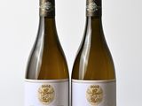deux bouteilles de vin blanc posées sur une table en bois