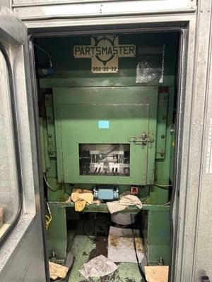 une machine placée au milieu d'une pièce
