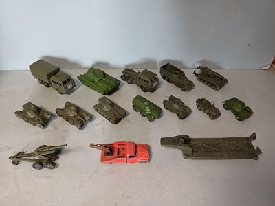 beaucoup de petits véhicules militaires et de camions miniatures sur la table