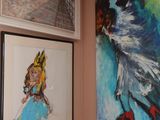 de nombreux tableaux accrochés au mur dans cette pièce