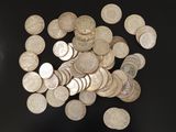 une pile de pièces d'argent sur une surface noire