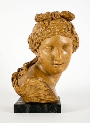 un gros plan d'une sculpture représentant une tête de femme posée sur un socle en marbre