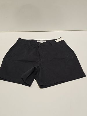 un short noir posé sur une surface blanche, avec un fond blanc